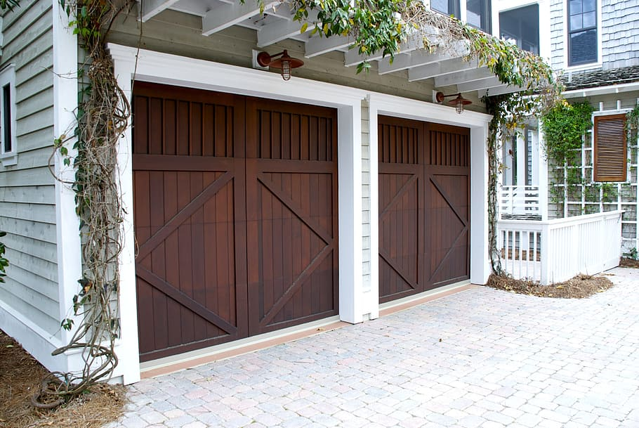 What Are the Key Features to Consider When Choosing a Garage Door?